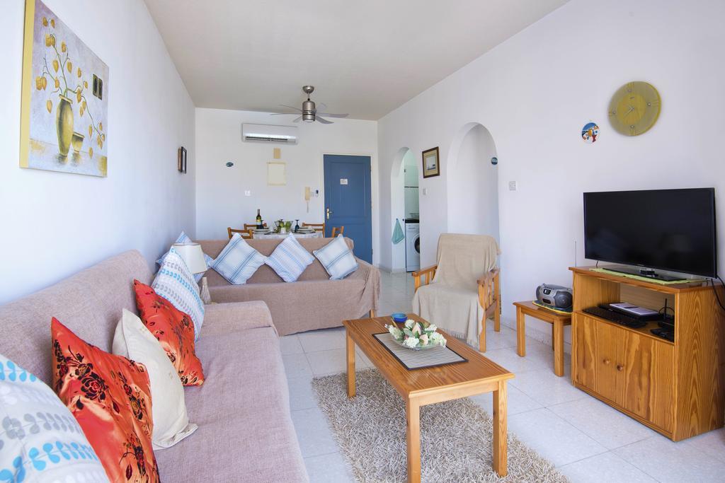 King'S Palace Apartment Пафос Екстериор снимка